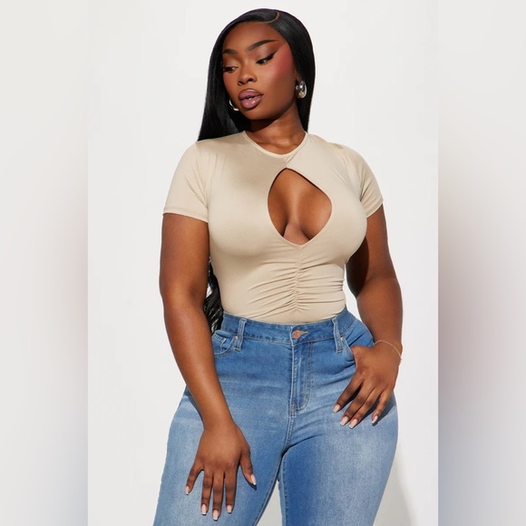 Women’s Stand Out Short Sleeve Crewneck Thong Bodysuit | Color: Taupe | NEW/NWT! - Picture 7 of 9